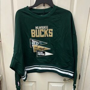 Green Milwaukee Bucks Sweatshirt cropped woman’s medium